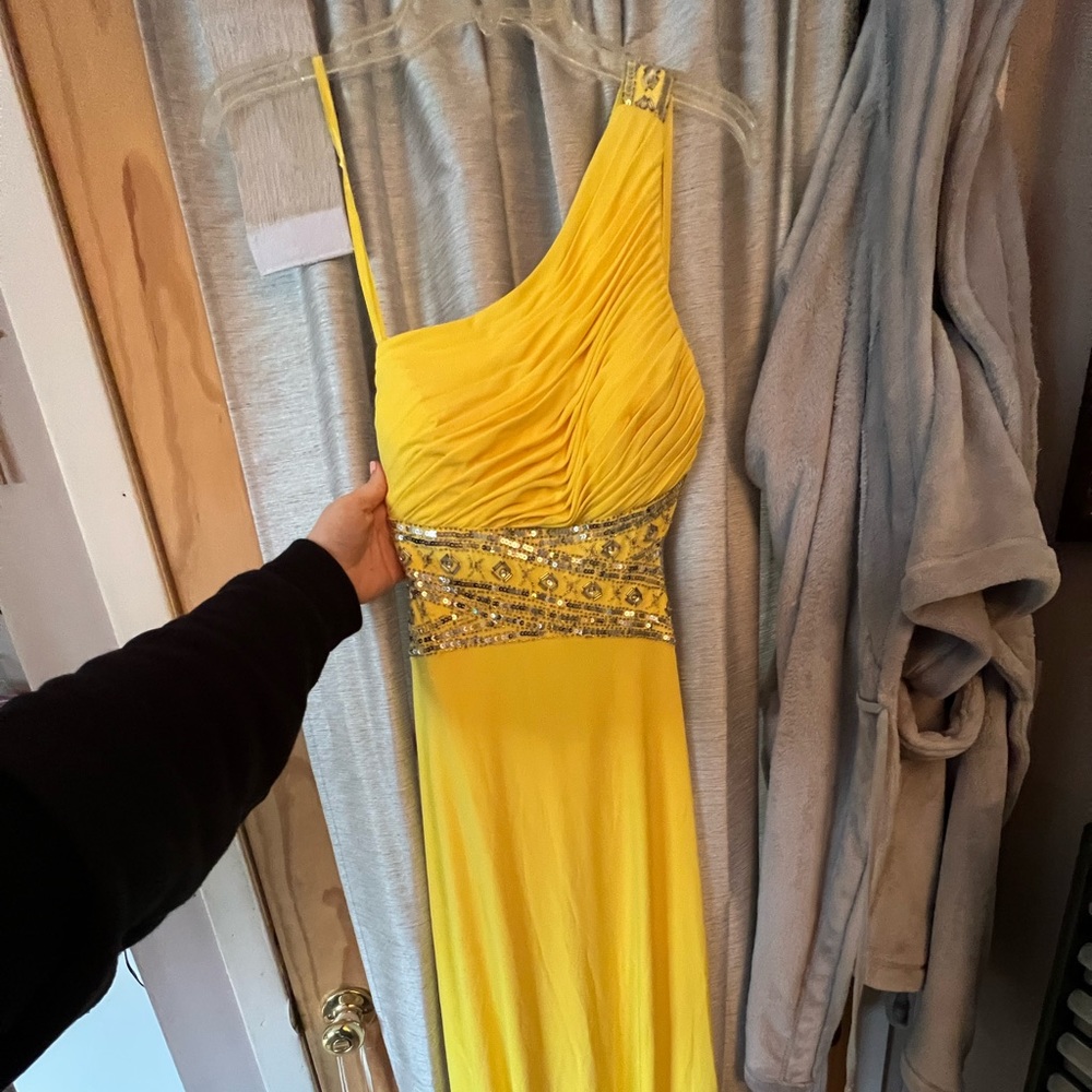 Caché size 4 prom dress